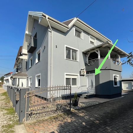 4 Stars Apartments Near Airport ヴェリカ・ゴリツァ エクステリア 写真