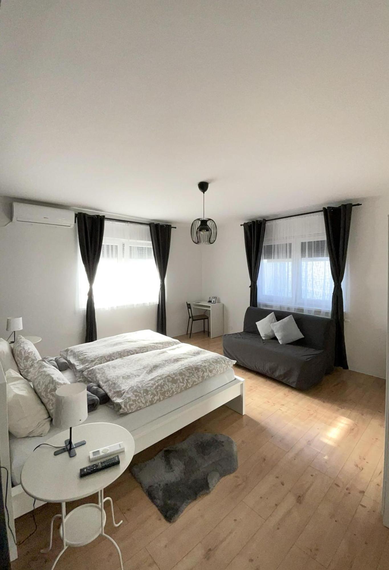 4 Stars Apartments Near Airport ヴェリカ・ゴリツァ エクステリア 写真