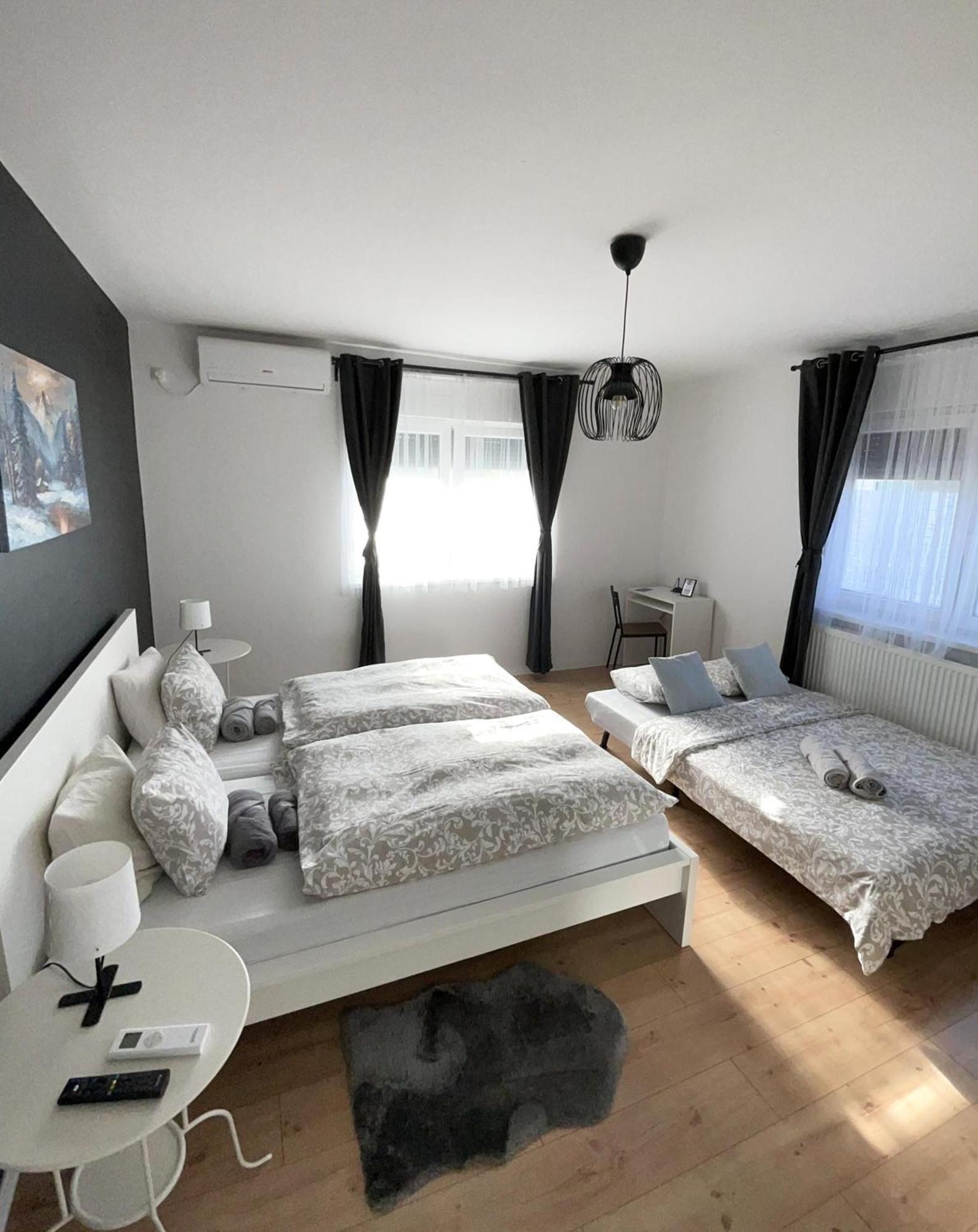 4 Stars Apartments Near Airport ヴェリカ・ゴリツァ エクステリア 写真